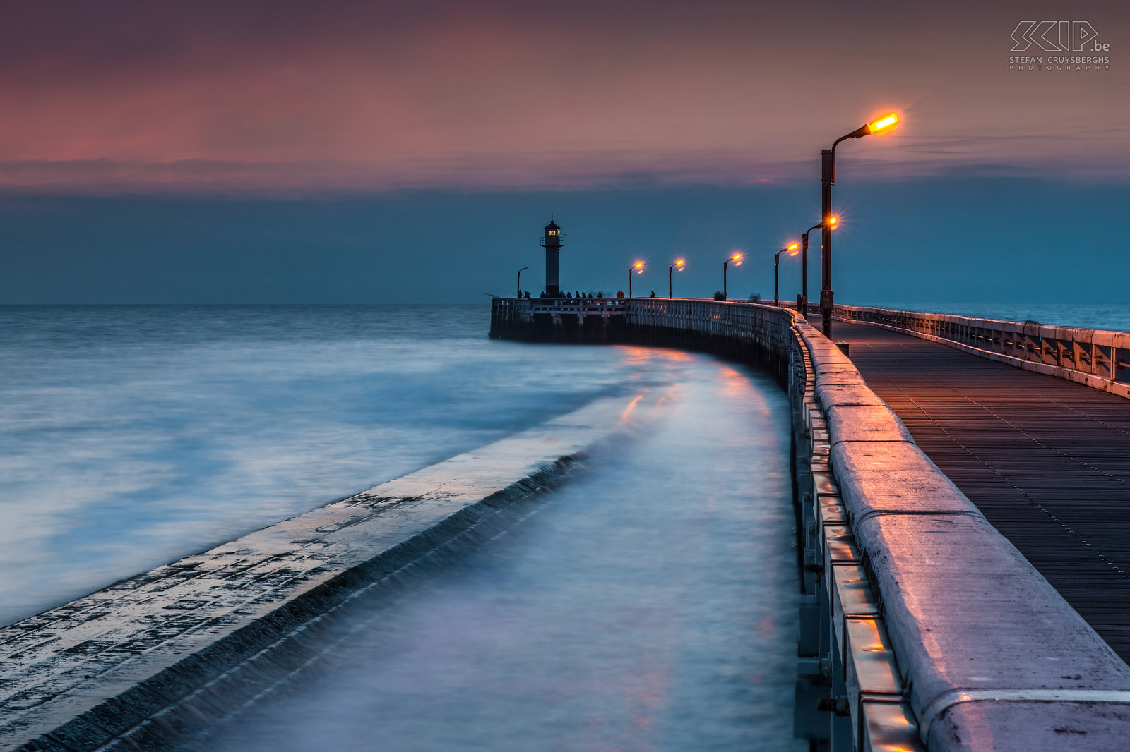 Kust Normandië en Nieuwpoort - Pier van Nieuwpoort De golfbreker en de pier in Nieuwpoort aan de Vlaamse kust. De pier (de zogenaamde Westerstaketsel) is gebouwd in 1865 en is 490m lang. Aan het einde is er een signaal lantaarn met een misthoorn die eruit ziet als miniatuur vuurtoren. De pier staat aan de riviermonding van de IJzer. Stefan Cruysberghs